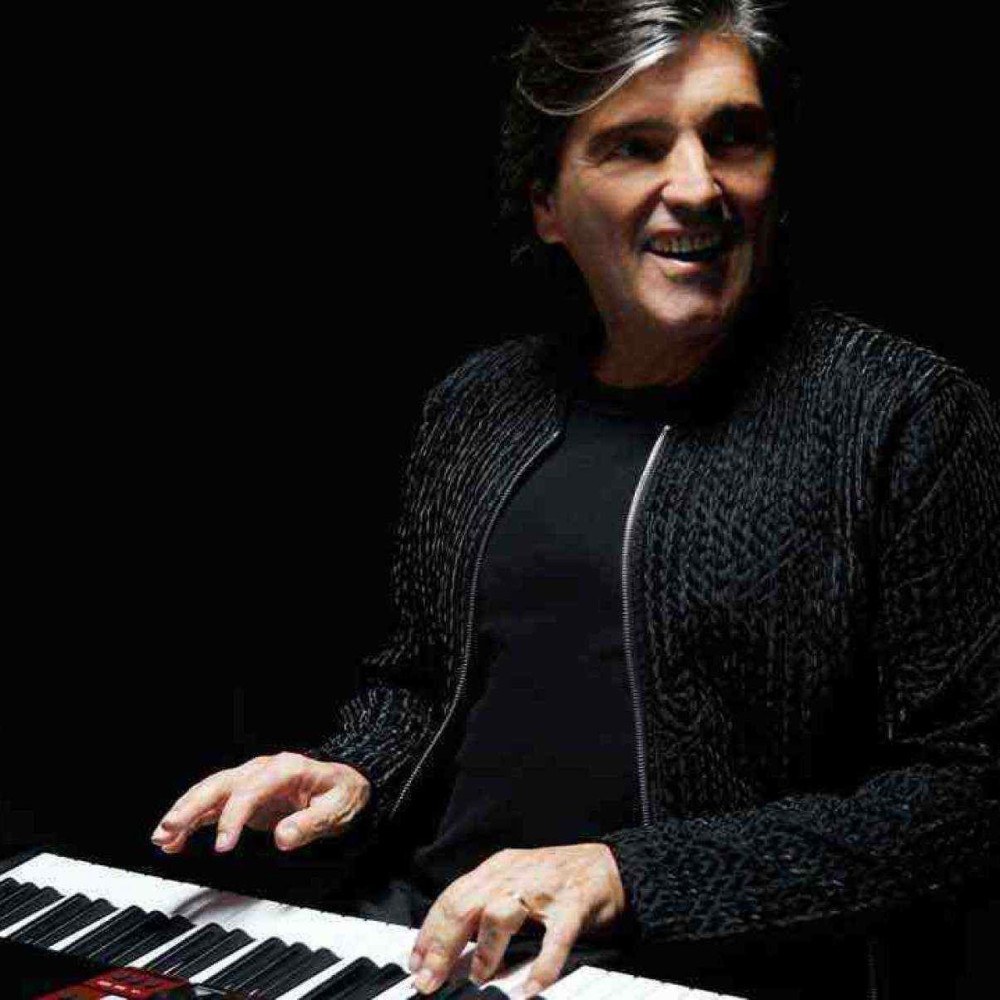 Nico Rezende ao piano