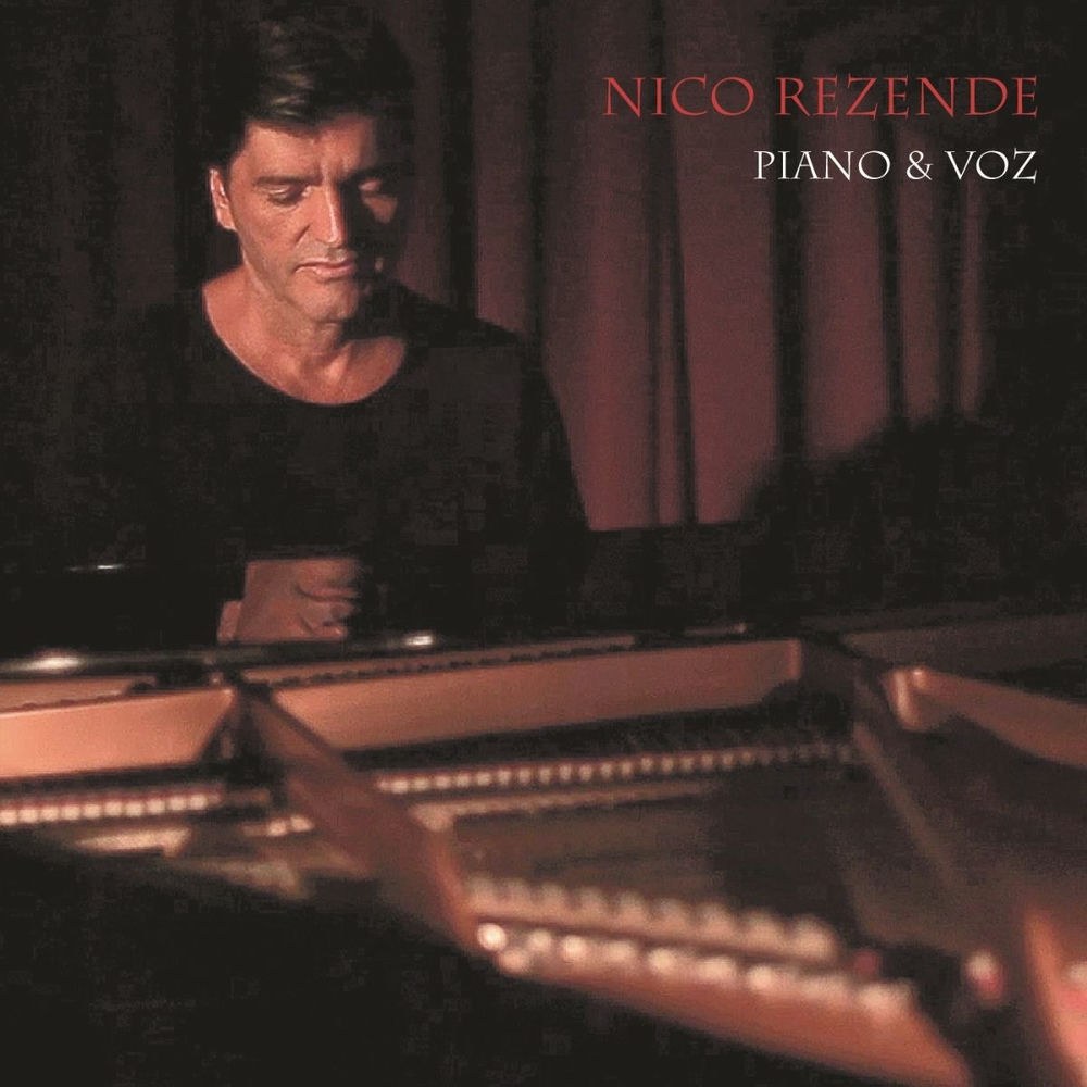 Capa do álbum Piano & Voz, 2012