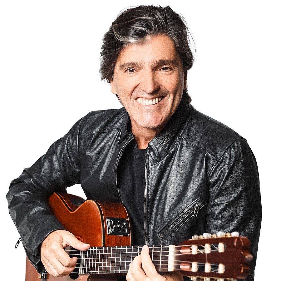 Nico Rezende com violão, retrato